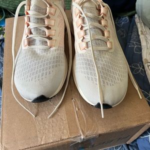 Women's Nike Air Zoom Pegasus Structure 21 running shoe Pale Ivory/Ghost/Violet